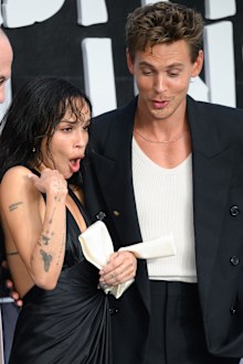 Zoe Kravitz and Austin Butler with a wasp during the "Caught Stealing" UK Gala Screening at Odeon Luxe Leicester Square, London, UK. 19/08/2025 Credit Photo (c)Karwai Tang For more information, please contact: Karwai Tang 07950 192531 karwai@karwaitang.com