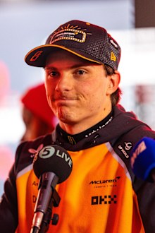 Oscar Piastri responde a las preguntas de los medios televisivos tras el Gran Premio de Las Vegas.