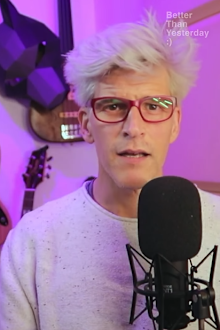 Osher Günsberg debuts new platinum blonde hair on his podcast Better Than Yesterday