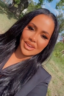Teacher in the US defends herself against criticism over inappropriate outfits