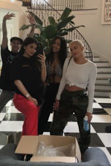 Kylie Jenner, pregnant, baggy, T-shirt, friends, selfie, Instagram