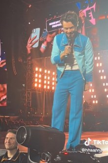 Harry Styles helps fan propose at Melbourne concert during Aussie tour 