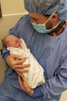 US mayor marries couple moments before bride gives birth