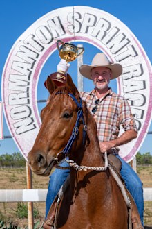 Glen Boss, 2025 Lexus Melbourne Cup Trofesi ile Normanton, Queensland'de.