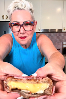 Budget hot cross bun hack from Aldi @stephcooksstuff