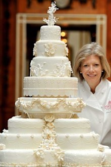 Creator Fiona Cairns poses with the Royal Wedding cake. (Getty)
