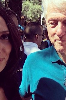 Clinton  taking a selfie with Ari’elle Avdalî. (Supplied)