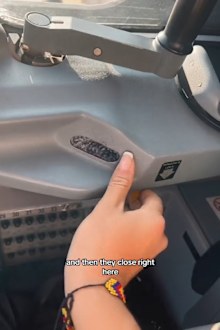 Pilot reveals secret window that opens and closes in the cockpit