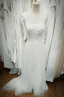 Secret note in bride's second-hand gown brings her to tears