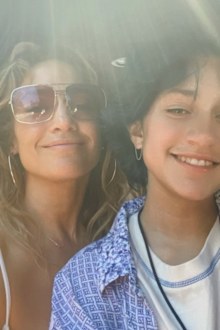 Jennifer Lopez poses in photo with Emme.