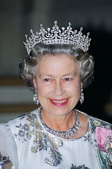 Queen Elizabeth attends Paris banquet 1992.