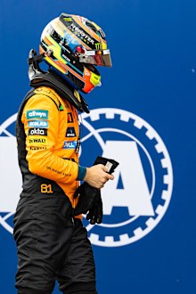 Oscar Piastri, FIA garajından çıkıyor.