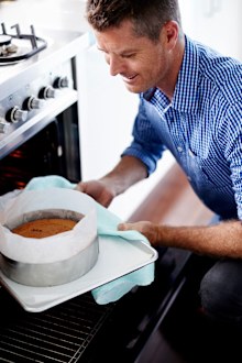 Chef Pete Evans promotes anti-vaccination podcast