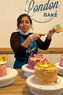 Instructor Nina cuts out cake to check the gradient colouring inside