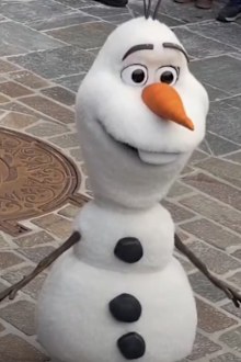 Animatronic character Olaf collapses at Disneyland Paris 