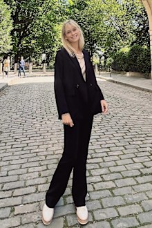 24-year-old wildlife photographer Ashleigh Scully while 