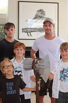 Chris Hemsworth meets Thor super fan 