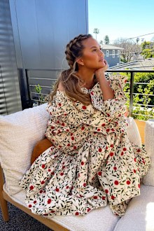 Chrissy Teigen, relaxing