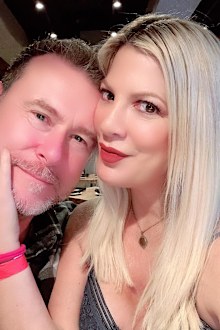 Tori Spelling, Dean McDermott selfie