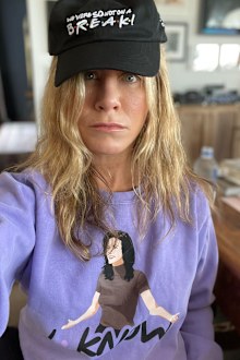 Jennifer Aniston has dropped friends who are choosing not to get a vaccine.