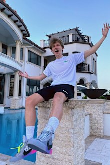 Russian-American gamer "Formula" took fans inside the group's lavish mansion.