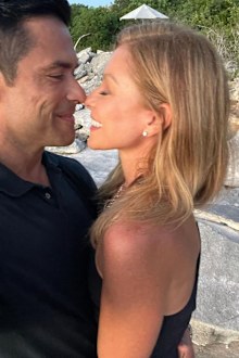  Kelly Ripa and Mark Consuelos