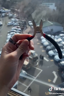 Woman travels to remove love lock from fence after relationship ends