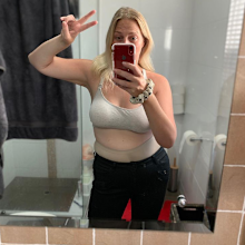 Heidi Anderson mirror selfie peace sign