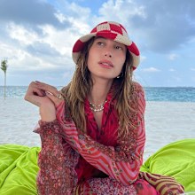 Hailey Bieber in crochet hat.