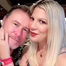 Tori Spelling, Dean McDermott selfie