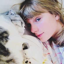 Taylor Swift and her pet cat Olivia Benson.