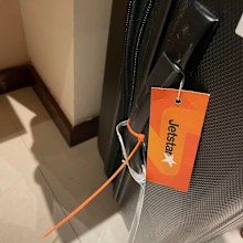 aussie tourist finds cable tie on baggage in bali
