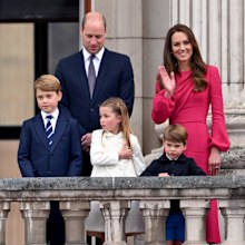 (L-R) Queen Elizabeth II, Prince George of Cambridge, Prince William, Duke of Cambridge Princess Charlotte of Cambridge, Prince Louis of Cambridge and Catherine, Duchess of Cambridge stand on the balcony during the Platinum Pageant on June 05, 2022 in London, England.