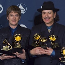 Carlos Santana, Rob Thomas and Clive Davis backstage at the Grammy Awards Show, February 23, 2000 in Los Angeles, California. 