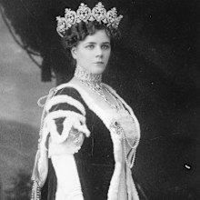 The Duchess of Manchester wearing the Manchester tiara, made by Cartier.