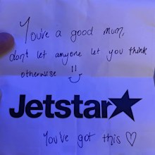 Jetstar passenger Kelly Hodgetts has shared a handwritten note to a mum after a difficult flight.