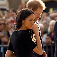 The Duke and Duchess of Sussex view flowers left by members of the public at Windsor Castle in Berkshire following the death of Queen Elizabeth II on Thursday. Picture date: Saturday September 10, 2022. PA Photo. See PA story DEATH Queen. Photo credit should read: Kirsty O'Connor/PA Wire