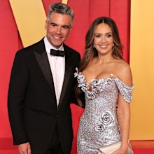 BEVERLY HILLS, CALIFORNIA - MARCH 10: (L-R) Cash Warren and Jessica Alba attend the 2024 Vanity Fair Oscar Party Hosted By Radhika Jones at Wallis Annenberg Center for the Performing Arts on March 10, 2024 in Beverly Hills, California. (Photo by Kayla Oaddams/FilmMagic)