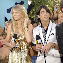 Taylor Swift and Joe Jonas arrive on the red carpet of the 2008 MTV Video Music Awards at Paramount Pictures Studios on September 7, 2008 in Los Angeles, California.  (Photo by Kevin Mazur/WireImage)