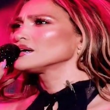 Cricket lands on Jennifer Lopez mid-show