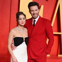 Alba Baptista and Chris Evans attend the 2024 Vanity Fair Oscar Party hosted by Radhika Jones at Wallis Annenberg Center for the Performing Arts on March 10, 2024 in Beverly Hills, California. 