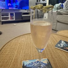 Wine with pistachio rim 