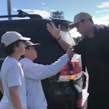 Aussie kids interview Chris Hemsworth on the street.