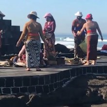 Influencer practises squat routine in Bali to no one's amusement.