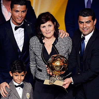 He posed with his mother, son and brother.