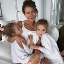 Influencer Sophie Guidolin with her twin daughters.
