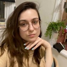 UK Journalist self-isolates with a  man she met on Hinge.