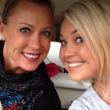 Lisa Curry and daughter Jaimi smiling
