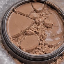 A photo of a cream bronzer which Tanielle Jai believes to have been AI-altered.