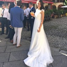 Secret note in bride's second-hand gown brings her to tears